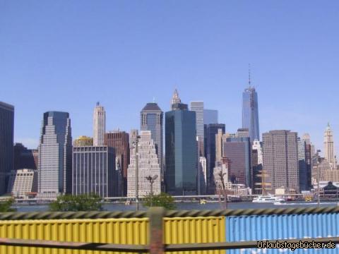 Manhattan: wir sehen die beeindruckende Skyline von Manhattan
(sozusagen im Vorbeifahren) von Brooklyn aus