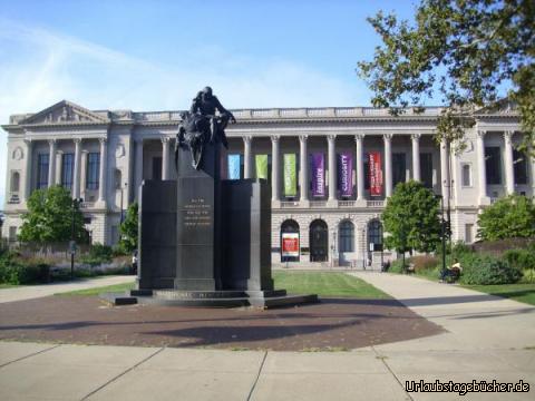 Bibliothek: das Gebäude hinter dieser Statue, mit einem Zitat von Shakespeare auf dem Sockel,
ist die Free Library of Philadelphia, eine öffentliche Bibliothek
