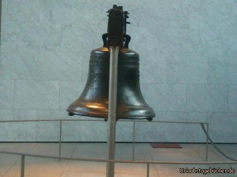 Liberty Bell: durch ein Fenster im Liberty Bell Pavillon
können wir die Freiheitsglocke bewundern,
das Symbol für Freiheit und Unabhängigkeit