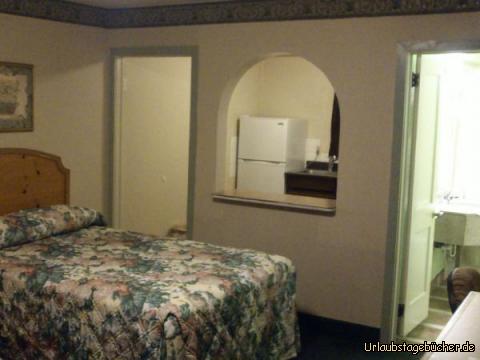 Hotelzimmer: unser Hotelzimmer im Americas Best Value Inn von Aberdeen (Maryland),
unser erstes Zimmer mit integrierter Küche (die wir aber gar nicht benutzen)