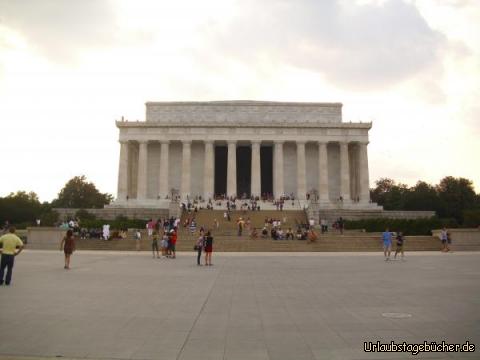Lincoln Memorial: das 1922 fertiggestellte Lincoln Memorial in Washington, D.C.
ist ein Denkmal zu Ehren Abraham Lincolns, dem 16. Präsidenten der USA
(wenn man ganz genau hinschaut, sieht man ihn zwischen den mittleren beiden Säulen)