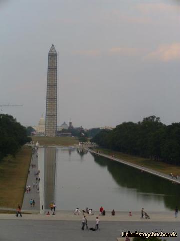 National Mall: unser Blick vom Lincoln Memorial auf die National Mall von Washington, D.C.
mit Reflecting Pool, National World War II Memorial und Washington Monument
(und ganz im Hintergrund ist das Kapitol zu erkennen)
