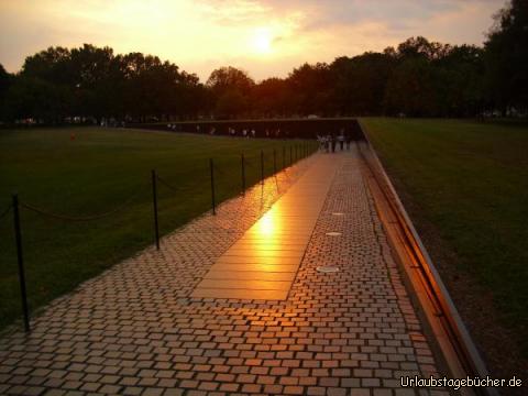 Vietnam Veterans Memorial: Sonnenuntergang über der 1982 fertiggestellten Memorial Wall,
dem ältesten Teil des Vietnam Veterans Memorial in Washington, D.C.