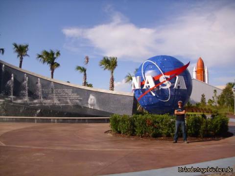 KSC Visitor Complex: Papa (Eno) am Eingang des Kennedy Space Center Visitor Complex,
Weltraumbahnhof der NASA auf Merritt Island am Cape Canaveral in Florida