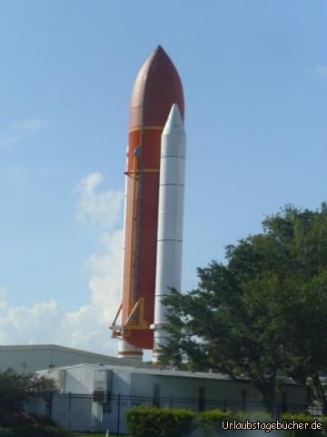 STS: im Kennedy Space Center sehen wir zwei Drittel des Space Transportation Systems,
den externer Treibstofftank (orange) mit den zwei Feststoffraketen (weiß)
und nur der Orbiter, das eigentliche Space Shuttle, fehlt