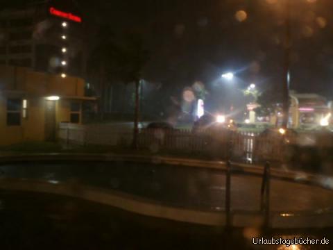 Unwetter: der Blick aus unserem Zimmer im Relax Inn in Fort Lauderdale
auf den zum Hotel gehörenden Pool und das darüberhinweg tobende Unwetter