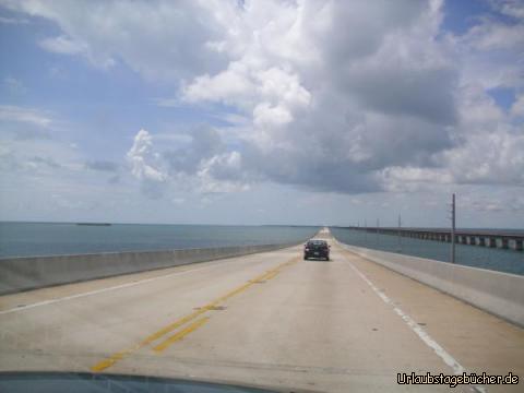 Seven Mile Bridge: wir überqueren die Seven Mile Bridge
(die längsten Brücke des Overseas Highways über die Florida Keys),
welche die Inseln Vaca Key und Bahia Honda
und damit die Lower Keys mit den Middle Keys verbindet