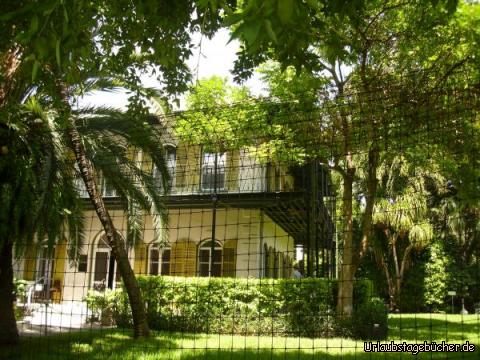 Ernest Hemingway House: das in Key West gelegene Ernest Hemingway Home & Museum,
in dem der Literaturnobelpreisträger Ernest Hemingway 1931-1939 wohnte,
können wir leider nur durch den Zaun hindurch bewundern