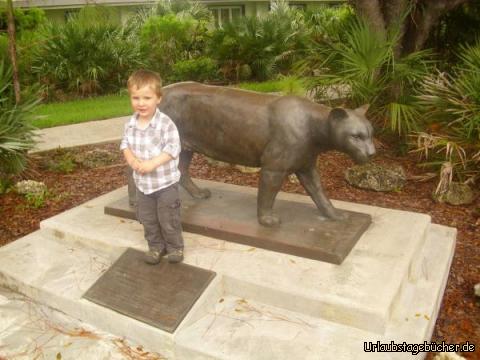 Coe Visitor Center: Viktor vor der Statue eines Pumas
am Ernest F. Coe Visitor Center im Everglades National Park
