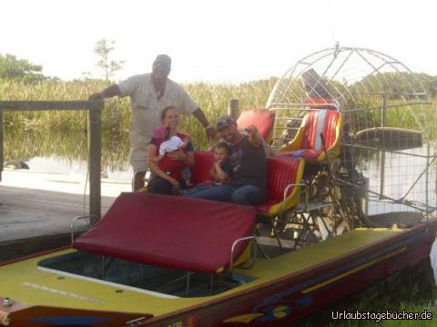 Armandos Airboat: die ganze Familie auf Armandos Airboat in den Everglades, Florida
v.r.n.l.: Papa (Eno), Viktor, Mama (Katy) mit mir im Tuch und dahinter Captain Armando
