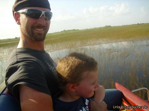 Airboatfahrt: mit Vollspeed geht es auf Armandos Airboat durch die Everglades, Florida
Papa (Eno) und Viktor haben sichtlich Spaß