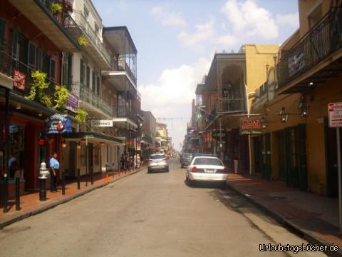 Bourbon Street: die Bourbon Street durch das French Quarter ist gesäumt von Gebäuden,
welche die weltbekannte Architektur von New Orleans repräsentieren 
