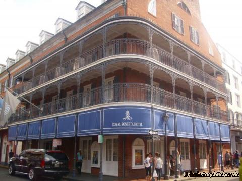 Royal Sonesta Hotel: eiserne Balkone, wie hier am Royal Sonesta Hotel,
prägten die Architektur im French Quarter von New Orleans