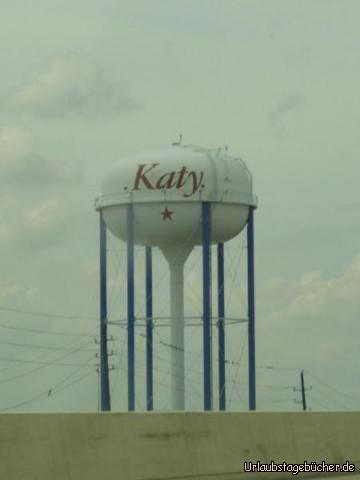 Katy Water Tower: der Wasserturm von Katy (diesmal nicht Mama, sondern der Ort in Texas)
liegt direkt an der Interstate 10 und wir sehen ihn im Vorbeifahren