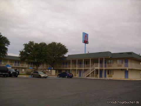 Motel 6: unser Quartier vergangene Nacht: das Motel 6 von Fort Stockton (Texas)
mit unserem Jeep (ganz links im Bild) und Papa (Eno) beim Einsteigen