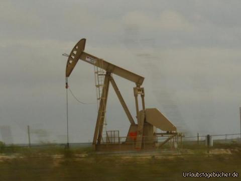 Pumpjack: auf unserem Weg Richtung Nordwesten nach New Mexico
sehen wir unzählige solcher Pumpjacks genannten Tiefpumpen,
die vom Ölreichtum Texas' zeugen