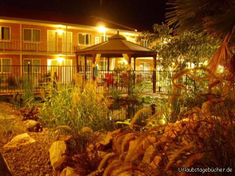 Big Chile Inn: dieser idyllische Pavillon steht im hübsch angelegten Innenhof des Big Chile Inn,
unserem Hotel für heute Nacht in Las Cruces, der zweitgrößten Stadt New Mexicos
(hinter der geöffneten Tür im Erdgeschoss hinten links liegt unser Zimmer)