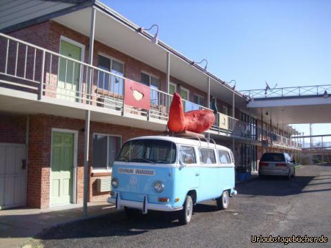 Big Chile Inn: ein letzter Blick auf unser Hotel, dem Big Chile Inn in Las Cruces,
mit dem davor parkenden Chile Mobil