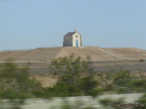Church on the Hill: im Vorbeifahren sehen wir auf dem künstlichen "Hill of Prayer"
die "Church on the Hill" des Örtchens Felicity direkt bei Yuma,
aber auf der kalifornischen Seite des Colorado Rivers