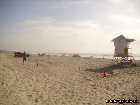 Mission Beach: der fast 2 Meilen (über 3 km) lange Strand von Mission Beach, San Diego, Kalifornien
ist trotz des tollen Wetters nur spärlich besiedelt