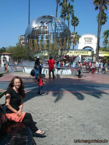 Universal Studios: Mama (Katy) vor dem Eingang des Universal-Studios-Themenpark
(während Viktor im Hintergrund auf Entdeckungstour geht)