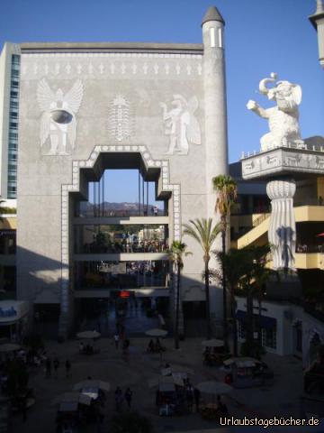 Hollywood and Highland Center: durch den beeindruckenden Torbogen des Hollywood and Highland Centers
(in dem jährlich - im Dolby Theatre - die Oscars verliehen werden)
kann man direkt auf das Hollywood Sign in den Hollywood Hills blicken