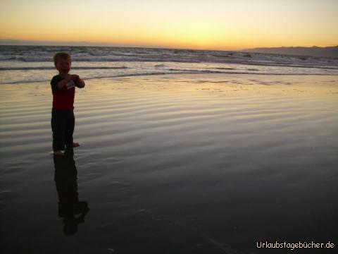 Viktor am Pazifik: wie man unschwer erkennt, ist Viktor alles andere als begeistert,
als Papa ihn im nassen und kalten Sand des Venice Beach abstellt