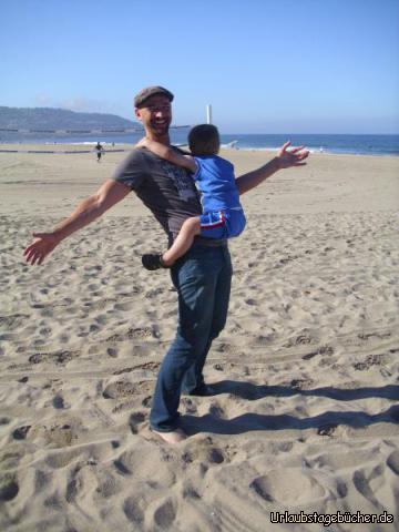 Angst vor Sand: Papa (Eno) hat Spaß am Redondo Beach von Kalifornien,
weil Viktor seit gestern Abend keinen Sand mehr betreten will
und sich deshalb wie ein Äffchen an Papa festklammert