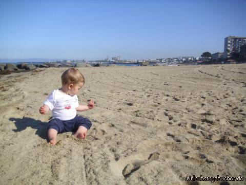 ich am Redondo Beach: ich sitze im Sand von Redondo Beach bei Los Angeles, Kalifornien
und ich muss zugeben, er schmeckt gar nicht mal so schlecht