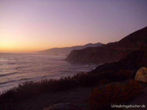 Big Sur: die beeindruckende Küste von Big Sur in Kalifornien
zwischen San Simeon und Carmel kurz nach dem Sonnenuntergang
