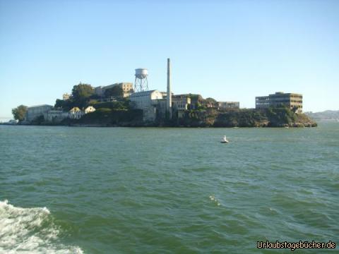 Alcatraz von hinten: ein seltener Anblick: bei unserer Boottour durch die San Francisco Bay
umrunden wir die sehr bekannte ehemalige Gefängnisinsel Alcatraz
und können so Aufnahmen von ihrer Rückseite machen,
die von San Francisco aus so nicht möglich gewesen wären