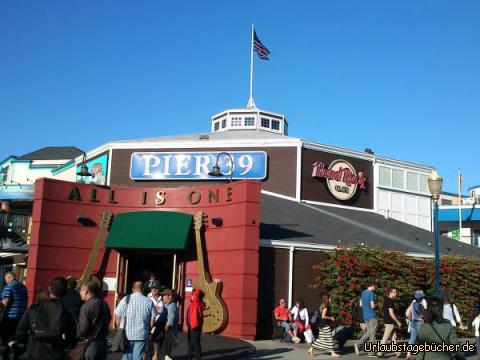 Hard Rock Café: um auf das Pier 39, dem populärsten Teil von Fisherman’s Wharf, zu gelangen,
muss man erstmal am Hard Rock Café von San Franciscos vorbei