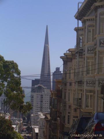 Transamerica Pyramid: ein typischer Straßenzug mit den hübschen viktorianischen Holzhäuser (rechts)
und der Transamerica Pyramid im Hintergrund als ein Wahrzeichen San Franciscos
(zur Fertigstellung 1972 mit 260 m das höchste Gebäude der Stadt)