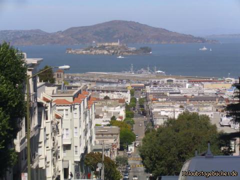 Alcatraz: durch das Auf und Ab der Stadt San Francisco haben wir oft
einen fantastischen Blick auf die San Francisco Bay
und hier sogar auf die 8,5 Hektar große Insel Alcatraz,
1934-63 eines der berüchtigtsten Hochsicherheitsgefängnisse der USA