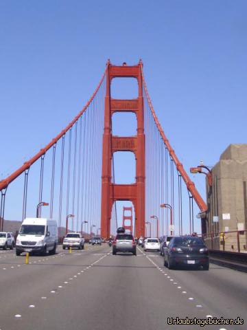 auf der Golden Gate Bridge: wir fahren über das Wahrzeichen der gesamten San Francisco Bay Area:
die Golden Gate Bridge mit ihren beiden eindrucksvollen 227m hohen Pylonen
