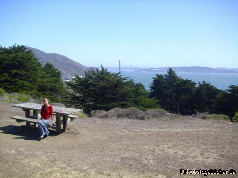 Marin Headlands: Mama (Katy) auf einer Bank in den Marin Headlands
und im Hintergrund sieht man sogar noch die Golden Gate Bridge