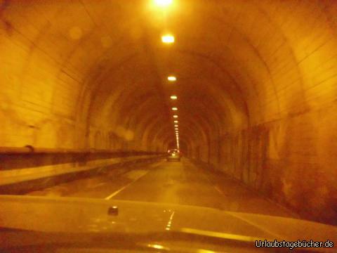 Baker–Barry Tunnel: auf unserem Weg aus der Golden Gate National Recreation Area bei San Francisco
fahren wir durch den einspurigen, 720m langen Baker–Barry Tunnel (auch Bunker Road Tunnel),
der auch Five-Minute Tunnel genannt wird, weil nur alle 5 min die Fahrtrichtung wechselt