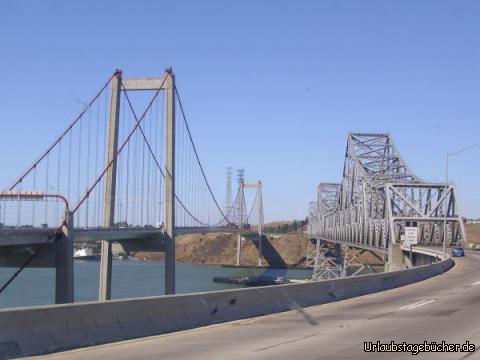 Carquinez-Brücke: wir verlassen die  Bay Area Richtung Sacramento über die 1056m langen Carquinez-Brücke,
die aus einer Auslegerbrücke und einer parallelen Hängebrücke besteht