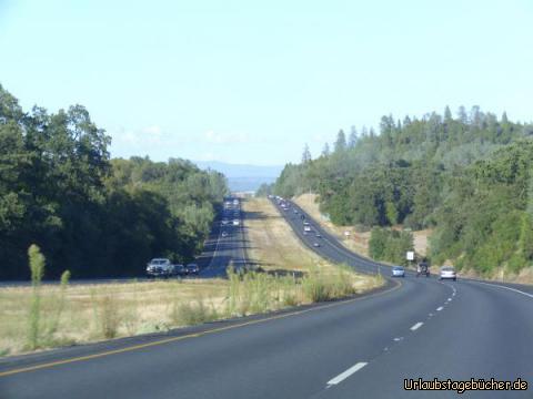 Highway 50: der U.S. Highway 50 führt uns durch das El Dorado County
während es entlang der Strecke immer grüner und grüner wird
