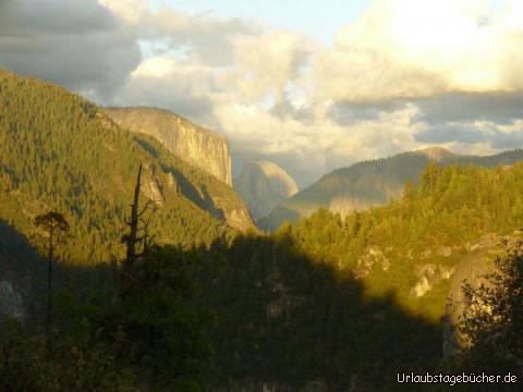 Yosemite Valley: wir fahren im Licht der untergehenden Sonne die Big Oak Flat Road hinab ins Yosemite Valley
und haben dabei einen tollen Blick auf das Tal im Herzen des Yosemite National Parks