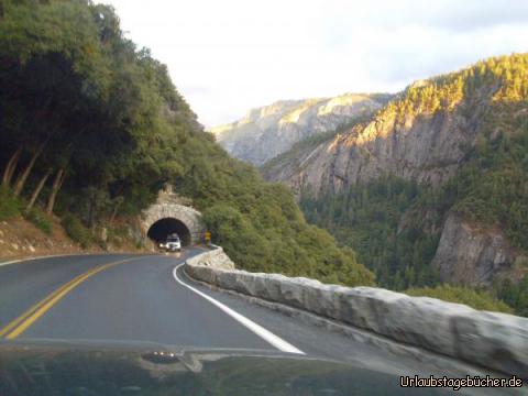 Tunnel: einer der Tunnel, durch den die Big Oak Flat Road hinab ins Yosemite Valley
und damit ins Herzen des Yosemite National Parks in Kalifornien führt