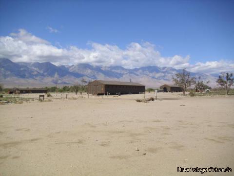Manzanar: wir halten am ehemaligen Manzanar War Relocation Center,
einem Internierungslager auf der Ostseite der Sierra Nevada,
wo in der Mojave-Wüste während des 2. Weltkrieges
als Sicherheitsrisiko betrachtete japanischstämmiger Amerikaner interniert waren