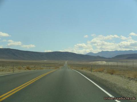 California State Rte 136: schon die kerzengerade Straße von Lone Pine (Kalifornien) an der Sierra Nevada
durch eine trostlose Landschaft in Richtung Death Valley National Park
bereitet uns darauf vor, welche lebensfeindliche Einöde da vor uns liegt