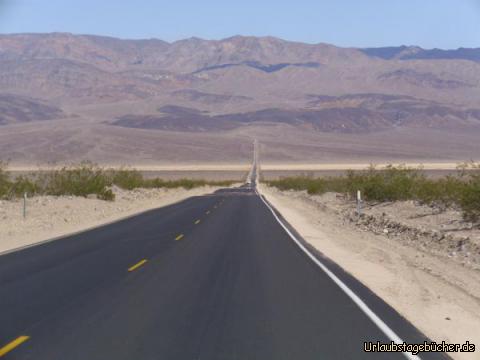 Panamint Valley: obwohl wir schon im Death Valley National Park sind,
müssen wir noch das bis zu 16 km breite Panamint Valley (hier direkt vor uns) durchqueren
bevor wir über den Towne Pass in das eigentliche Tal des Todes kommen