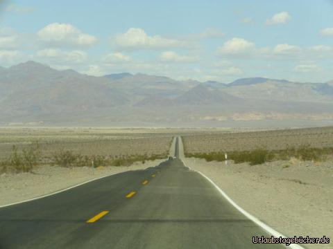Stovepipe Wells: nach dem Towne Pass geht es ordentlich bergab Richtung Stovepipe Wells,
einer kleinen Zwischenstation im nördlichen Teil des Death Valley, Kalifornien
(die man hier auf dem Foto aber noch nicht so richtig sehen kann)