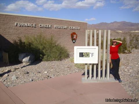 Furnace Creek Visitor Center: Mama (Katy) am Furnace Creek Visitor Center im Death Valley National Park
direkt neben einem Thermometer, welches 90°F (32°C) anzeigt