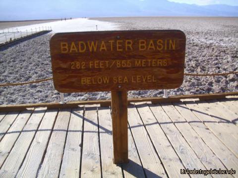 Badwater Basin: Badwater ist eine Senke im Death Valley in Kalifornien und
mit 85,5 Metern unter dem Meeresspiegel der tiefste Punkt Nordamerikas