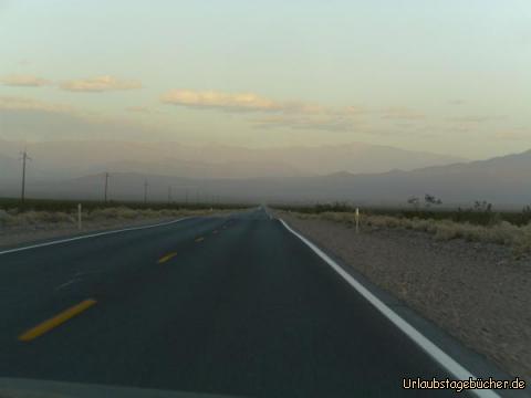 Death Valley verlassen: wir verlassen den Death Valley National Park in Richtung Osten
und endlich ist, zu beiden Seiten der schnurgeraden Straße, wieder etwas grün zu sehen