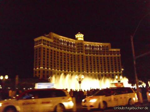 Bellagio: als wir auf dem Las Vegas Strip am Casino-Hotel Bellagio vorbeikommen
findet zufällig gerade die berühmte Wassershow vor dem Hotel statt,
bei der Wasserfontänen bis zu 140m hoch in den Nachthimmel schießen