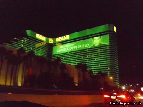 MGM Grand: kurz nachdem wir den Las Vegas Strip verlassen haben und bevor wir unser Hotel erreichen,
kommen wir noch am MGM Grand vorbei, dem mit 5.044 Zimmer ehemals größten Hotel der Welt